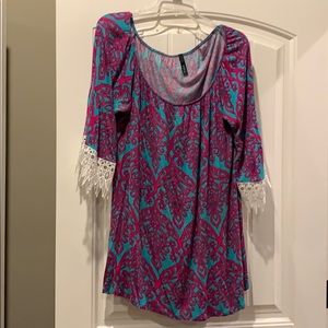 Boutique Tunic - beautiful colors and lace sleeves